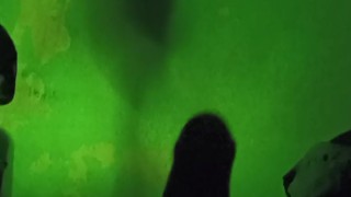 Joven se masturba de noche