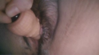 chatte poilue avec squirt timide !