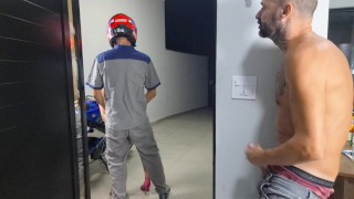Esposa recebe motoboy e corno se masturba!