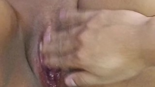 Así es como se ve la masturbación perfecta - tortura de clítoris y orgasmo tembloroso con la vecina