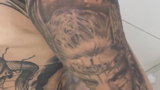 Banho delicioso de uma querendo pau na bucetinha...