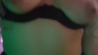 saltando en una polla de juguete