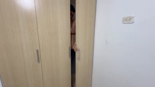 Espio en el closet a mi latina culona hermanastra, me descubre y luego me deja meterle mi rica polla