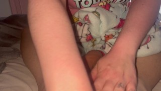 Me hace una paja mi novia