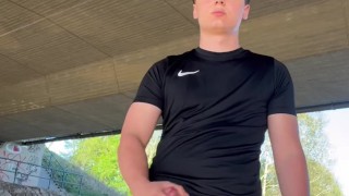 Risky outdoor cumshot in hot sport clothing