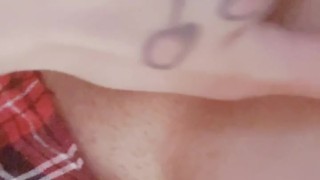 Écolière qui aime ce la mettre pour ce faire mouiller fort