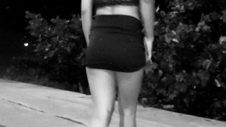 Desfilando pelas ruas de minissaia micro e mostrando tudo bunda buceta peito quase fomos pegos