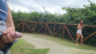 Punheta arriscada na rua e moça estranha viu!