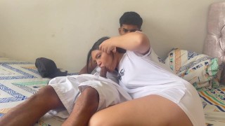 La cachonda de mi hermanastra esta aburrida y me pide que la folle se traga toda mi lechita