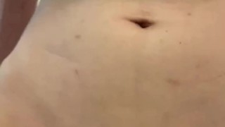 熟女は嬉しそうに腰を振る。最高の騎乗位！