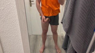 Mucha saliva en mi polla hace que apunto me corra