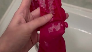 ФЕМДОМ Белые выделения из моей письки! Лижи мои грязные трусики!