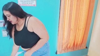 Chica es abandonada por su novio,es recatada y follada por un extraño