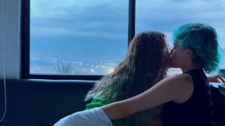 UN DEDITO EN EL CULO! Que rico el morbo, la volveré adicta a mis dedos