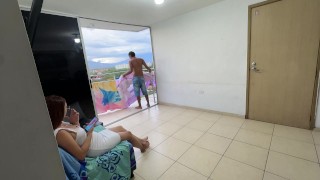 Mi sexi culona hermanastra se burla de mi por estar haciendo aseo y termina con mi enorme pene.