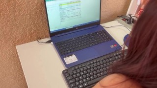 mi compañera de clase me estaba explicando una tarea y terminamos follando