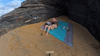 A esta rubia le encanta follar mirando el 🌊