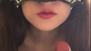 Тебе нравится что я сажусь анусом на твой языком? Девчонка дрочит пальцами свою жопу