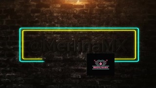 Esposa Tetona Mexicana Se Calienta en El Tubo tocando su Vagina