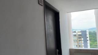 Me aprovecho mientras mi marido descansa para que el mejor amigo de el cornudo me folle rico.