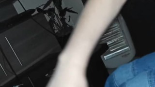 Mi cuñada de tetas hermosas me hace una paja increíble mientras miro fútbol