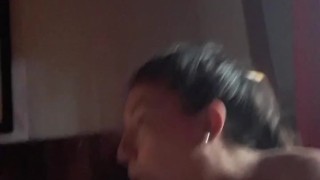 Garganta profunda en la ventana para que los vecinos nos vean! Mucho semen