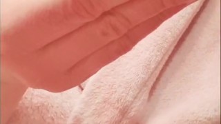 Guardami mentre mi spalmo la crema prima delle nanna