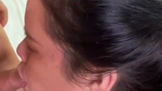 Sexo con joven latina hasta correrme sobre ella