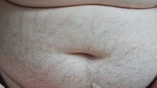 Ours potelée tire du sperme sur lui même