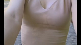 Ik trek mijn T-shirt uit voor je neus.