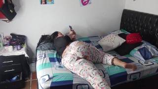 Cuando el vecino sale a trabajar, yo entro a follarme el culito de su cachonda mujer