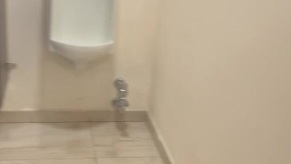 Desnudo en baño público parte 2