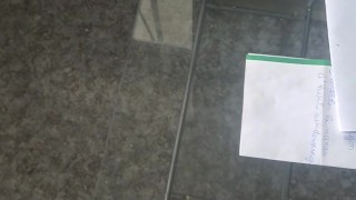 Je me donne des claques sur la bite au travail.