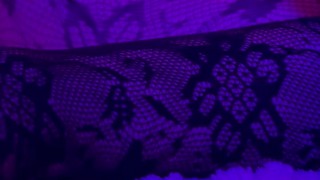 худая блондинка ласкает себя вибратором