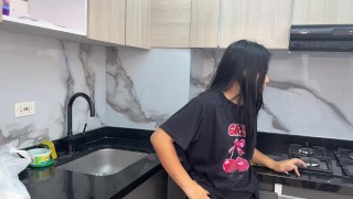 Tengo sexo con extraño repartidor y este me da el mejor sexo de mi vida.