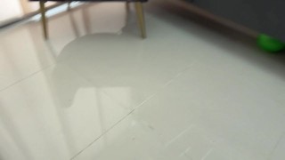 Chica sin hogar paga a dueño de posada con su rico culo y se deja venir adentro de su coño.