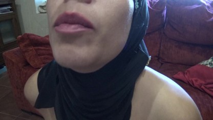 İstanbul'da bir kürt kadın parmaklarını götüne sokuyor.