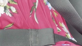 un taxi me lleva y me masturbo con el conductor alado