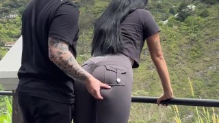 Joven pareja se graba teniendo sexo en un parque publico de Medellin ( CASI NOS PILLAN )