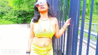 SOLO FEMALE PUBLIC PORNSTAR OUTSIDE NAKED EXOTIC COSPLAY YELLOW AND GOLD EBONY