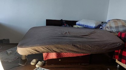 Moglie sexy si diverte a provare vestiti e a tagliarli di dosso. Mora balla nuda per casa.