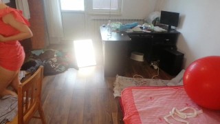 Une femme sexy s'amuse à essayer des vêtements et à les couper. Une brune danse nue dans la maison.