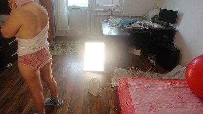 Moglie sexy si diverte a provare vestiti e a tagliarli di dosso. Mora balla nuda per casa.