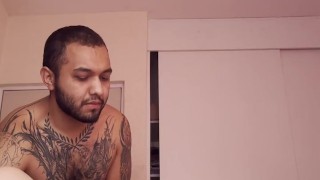 ESPOSO ME DESCUBRE MASTURBANDOME PARA EL VECINO