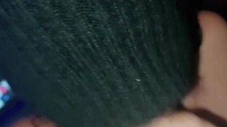 Encuentro a mi hermanastra viendo porno estaba tan cachonda que me termina sacando toda la leche