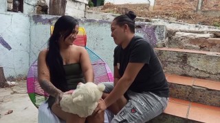 Te traje este peluche para que me des el tuyo que esta entre tus piernas