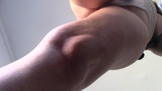 Esposa amadora faz tarefas domésticas nua.