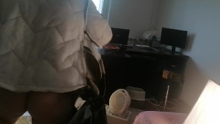 Amateur-Ehefrau hat Spaß daran, Kleider anzuprobieren und abzuschneiden. Amateur-Ehefrau tanzt nackt