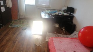 Une femme amateur s'amuse à essayer des vêtements et à les couper. Une femme amateur danse nue dans