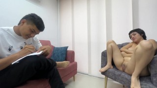 Le pido a mi sexi hermanastra desnudarse para dibujarla, ¡me encanta como se le ven sus ricas tetas!